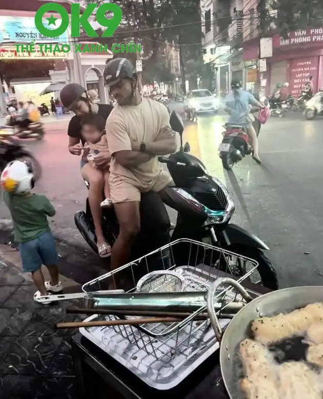 Xuân Son cùng vợ con đi mua bánh chuối chiên ở đường phố Nam Định (Ảnh: Cắt từ video) Xuân Son cùng vợ con đi mua bánh chuối chiên ở đường phố Nam Định (Ảnh: Cắt từ video)